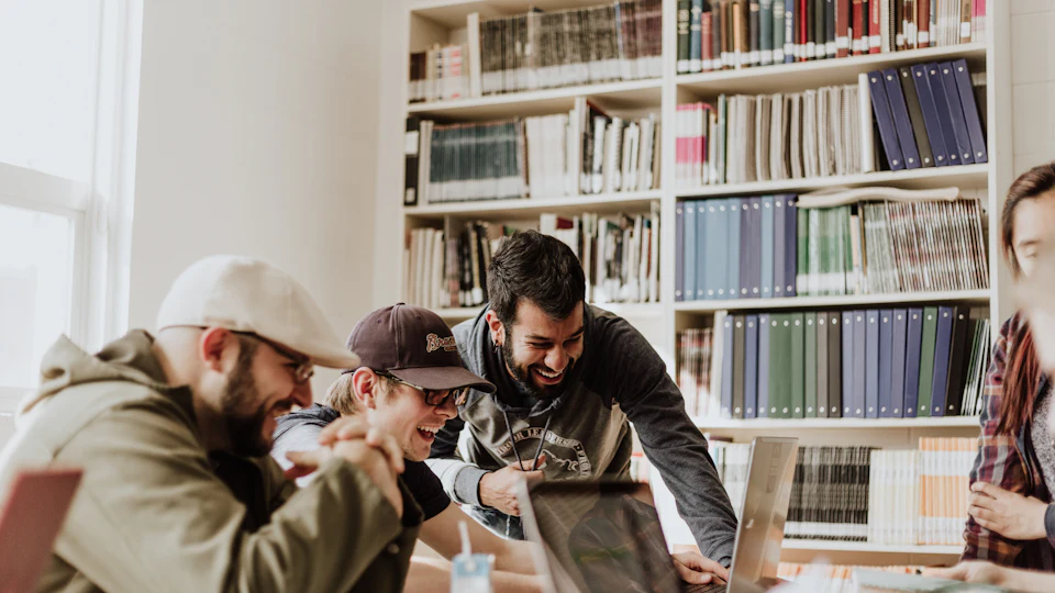 Gruppo di studenti durante una sessione di orientamento didattico accademico in Italia