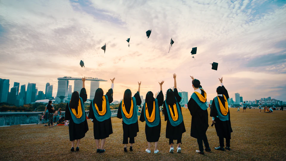 Studenti universitari durante una sessione di studio accademico per laurea telematica in Italia